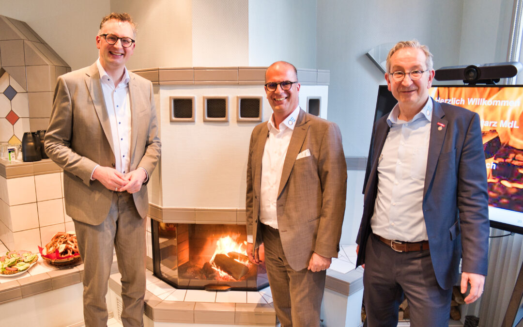 Andreas Schwarz am Kamin des Fachverbands Sanitär-Heizung-Klima Baden-Württemberg
