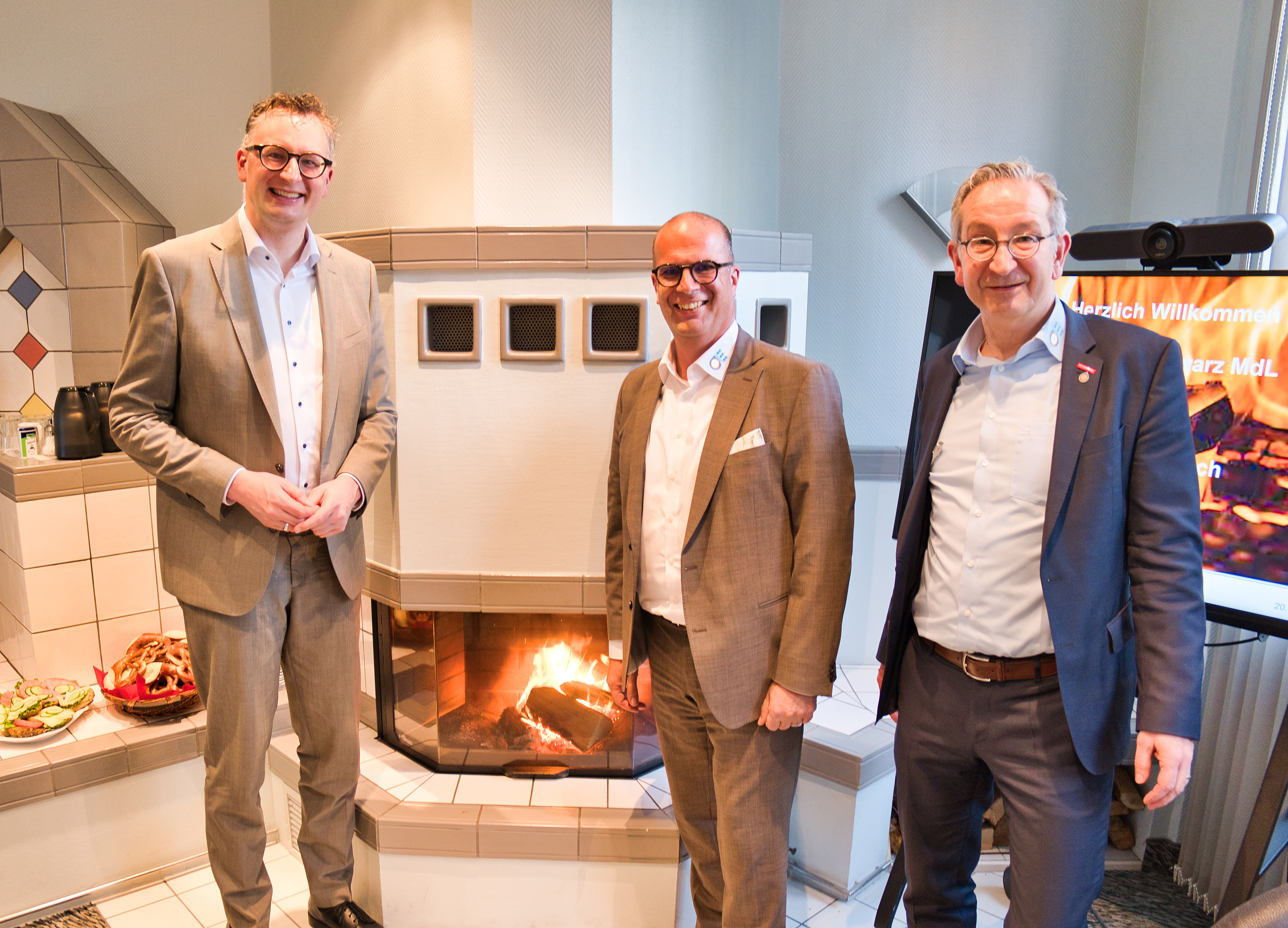 Andreas Schwarz am Kamin des Fachverbands Sanitär-Heizung-Klima Baden-Württemberg