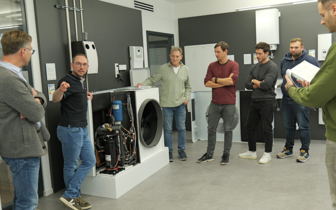 Lehrer Der Robert-Mayer-Schule bilden sich zu Wärmepumpen fort. Foto: Brunner/FVSHKBW